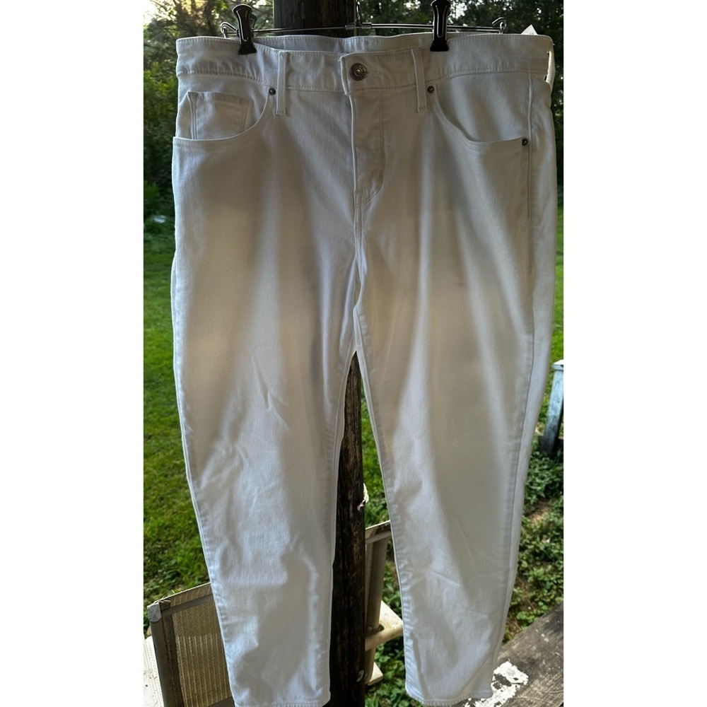 311 Levi’s Shaping skinny white jeans